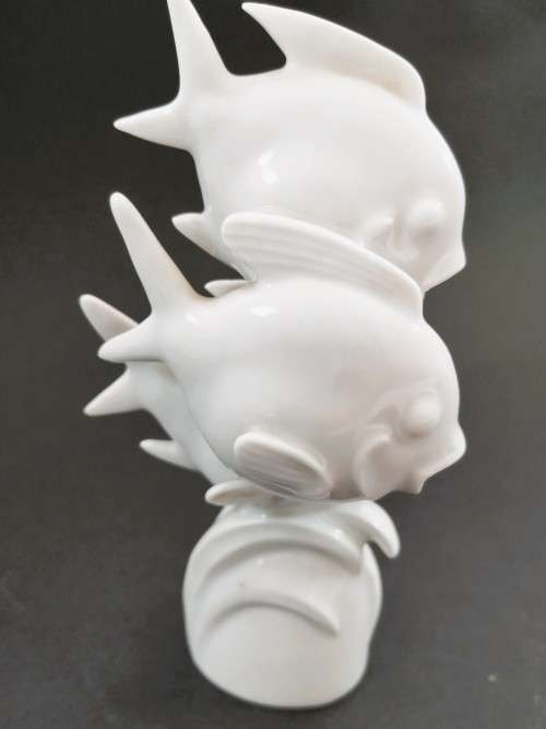 Meissen blanc-de-chine shoal of three fish figurine modelled by Willi Munche-Khe in 1936