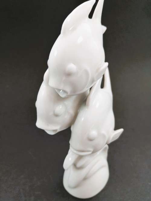 Meissen blanc-de-chine shoal of three fish figurine modelled by Willi Munche-Khe in 1936