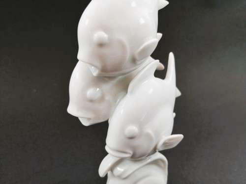 Meissen blanc-de-chine shoal of three fish figurine modelled by Willi Munche-Khe in 1936