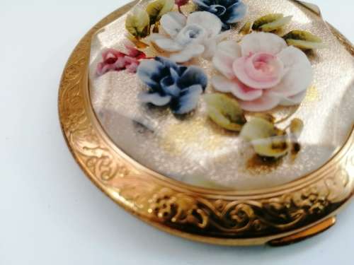 BEAUTIFUL VINTAGE 1950S ENGLISH MADE ROSE COMPACT MIRROR AND POWDER CASE