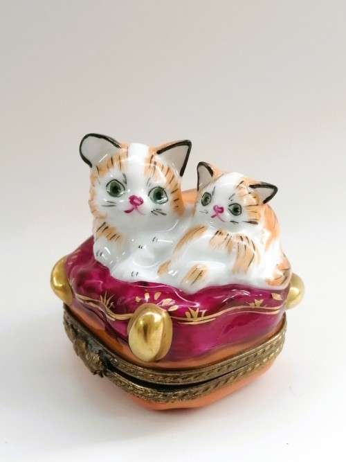 Limoges France Chamart Kittens on cushion Je Peint Main Marque