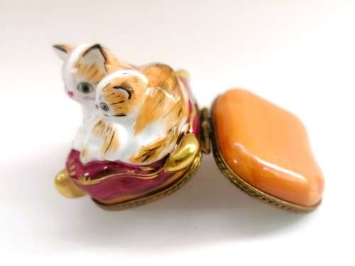 Limoges France Chamart Kittens on cushion Je Peint Main Marque