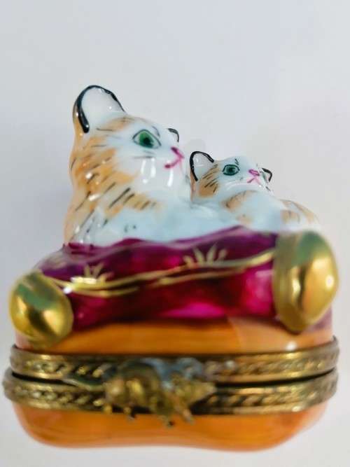 Limoges France Chamart Kittens on cushion Je Peint Main Marque