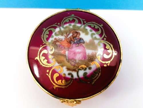 Limoges France La Reine Peint Main Marque Trinket box