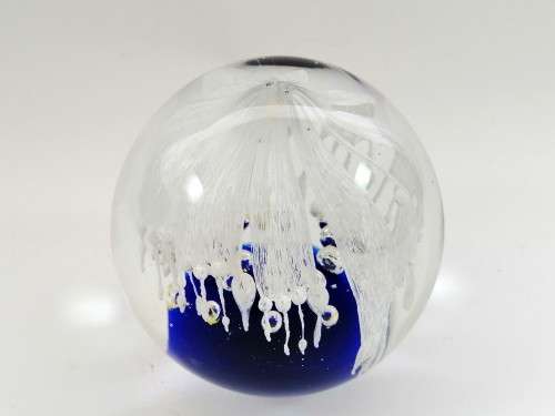 COBALT BLUE AND WHITE SPRAY FLOWER GLASS PAPERWEIGHT WITH CONTROLLED BUBBLE ART