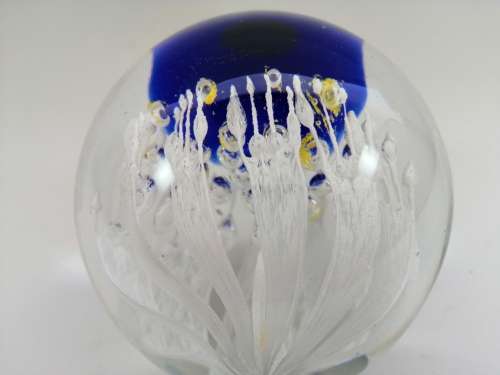COBALT BLUE AND WHITE SPRAY FLOWER GLASS PAPERWEIGHT WITH CONTROLLED BUBBLE ART