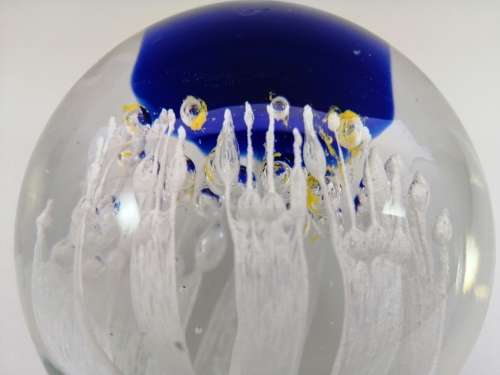 COBALT BLUE AND WHITE SPRAY FLOWER GLASS PAPERWEIGHT WITH CONTROLLED BUBBLE ART