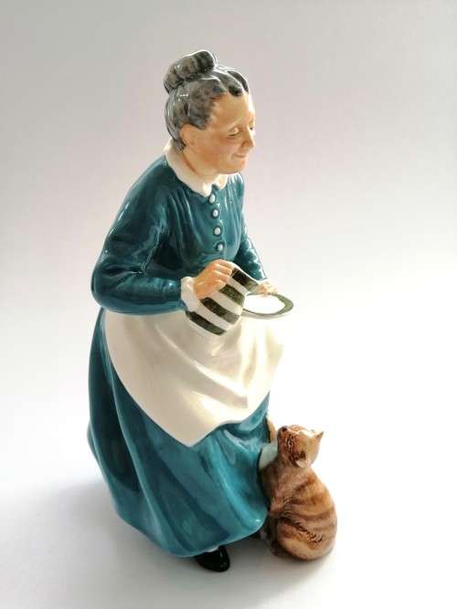 Royal Doulton Figurine The Favourite HN 2249 Lady Tabby Cat pouring Saucer Milk
