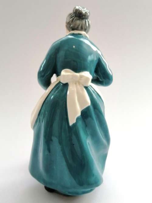 Royal Doulton Figurine The Favourite HN 2249 Lady Tabby Cat pouring Saucer Milk