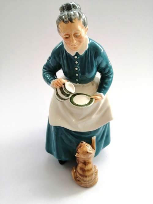 Royal Doulton Figurine The Favourite HN 2249 Lady Tabby Cat pouring Saucer Milk
