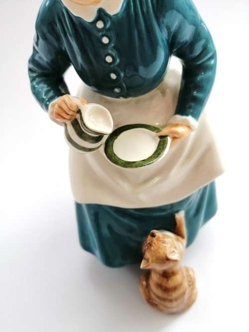 Royal Doulton Figurine The Favourite HN 2249 Lady Tabby Cat pouring Saucer Milk