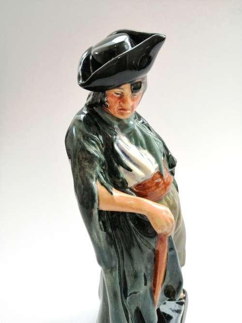 ROYAL DOULTON FIGURINE THE BEGGAR HN 2175