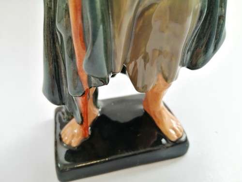 ROYAL DOULTON FIGURINE THE BEGGAR HN 2175