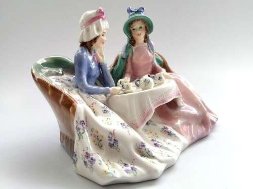 Royal Doulton figurine Afternoon Tea hn1747 1935