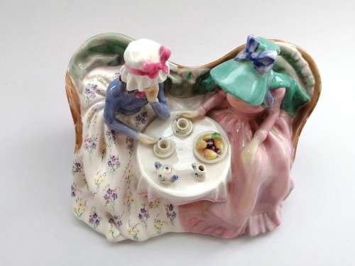 Royal Doulton figurine Afternoon Tea hn1747 1935