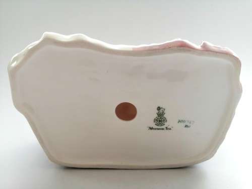 Royal Doulton figurine Afternoon Tea hn1747 1935