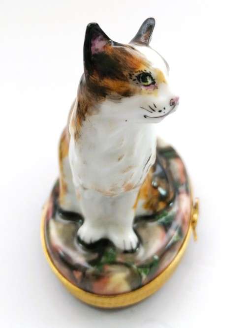 Limoges France LTD Hinged Trinket Box Tabby and White Cat sat on Cushion Peint Main Marque