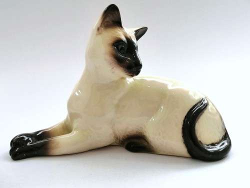 Beswick Female Siamese Cat Lying Down 1558