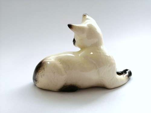 Beswick Female Siamese Cat Lying Down 1558
