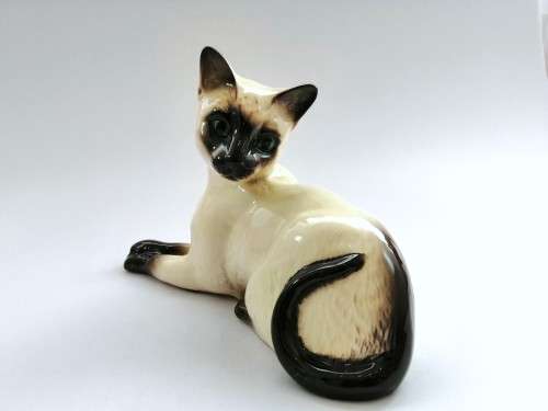 Beswick Female Siamese Cat Lying Down 1558