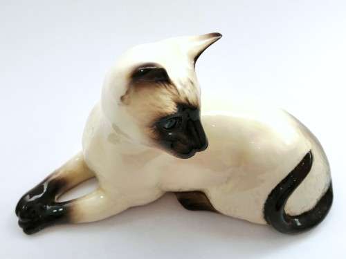 Beswick Female Siamese Cat Lying Down 1558