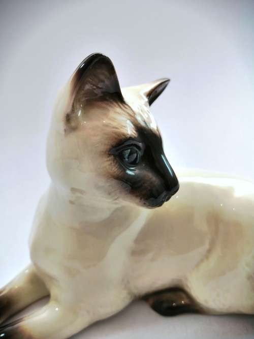 Beswick Female Siamese Cat Lying Down 1558