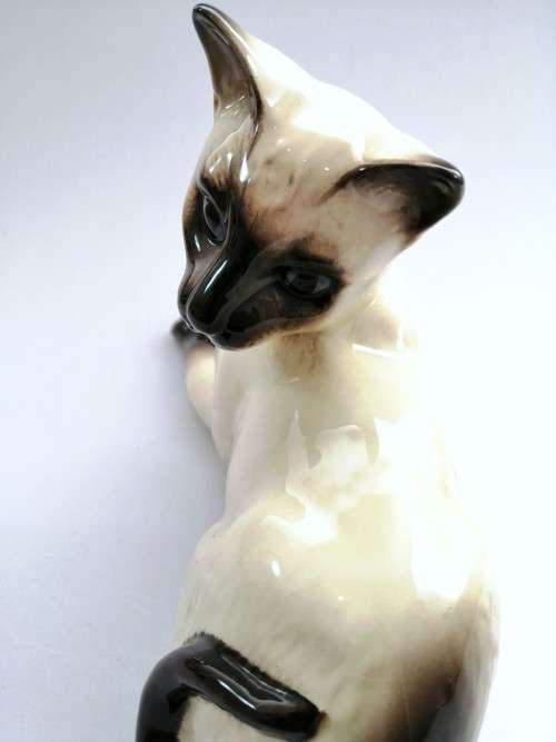 Beswick Female Siamese Cat Lying Down 1558