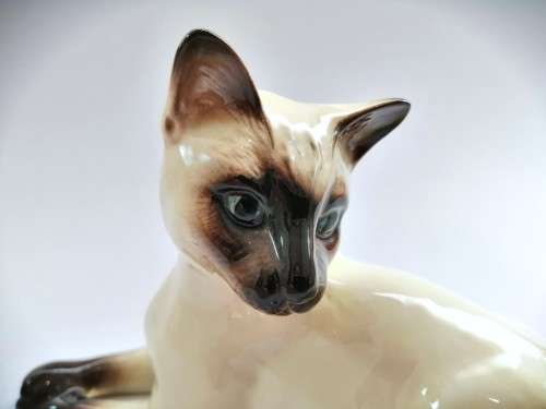Beswick Female Siamese Cat Lying Down 1558