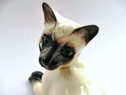 Beswick Female Siamese Cat Lying Down 1558