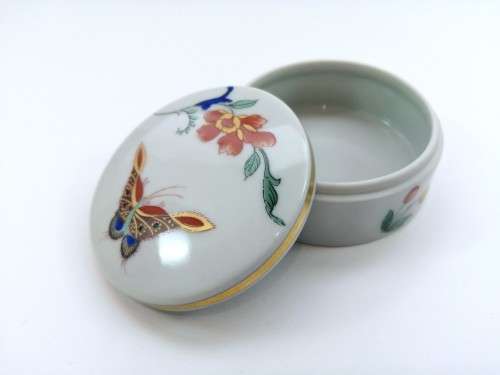 Vintage Vista Alegre `Samatra` Collection Regaleira Fine Porcelain Trinket Box. Made in Portugal