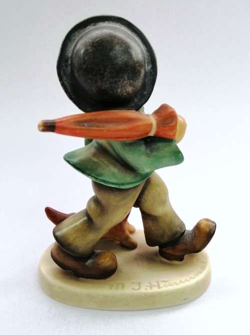 Goebel Hummel Figurine, Singing along