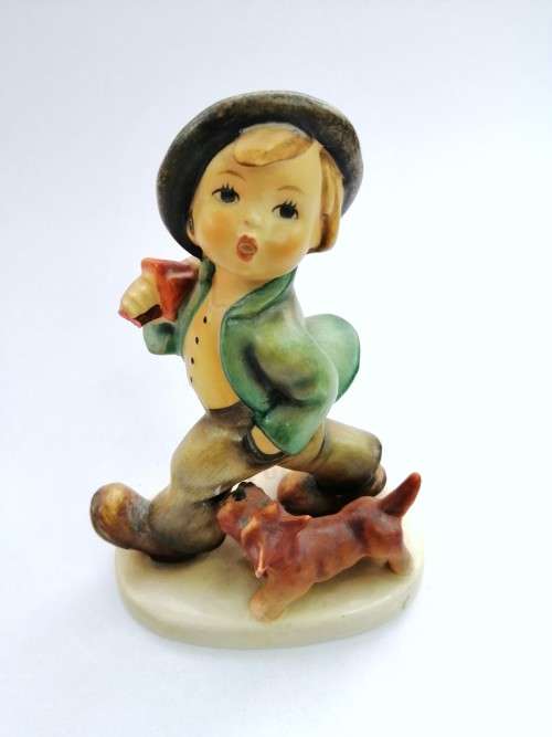 Goebel Hummel Figurine, Singing along