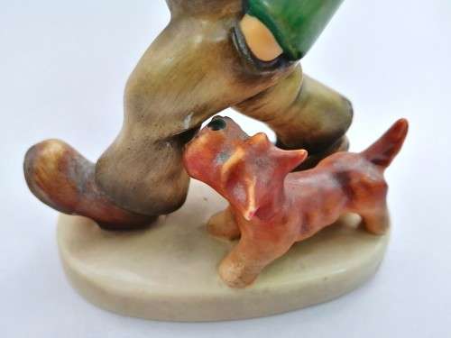 Goebel Hummel Figurine, Singing along