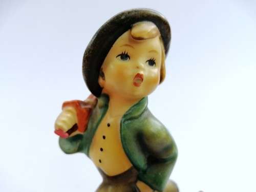Goebel Hummel Figurine, Singing along
