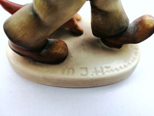Goebel Hummel Figurine, Singing along