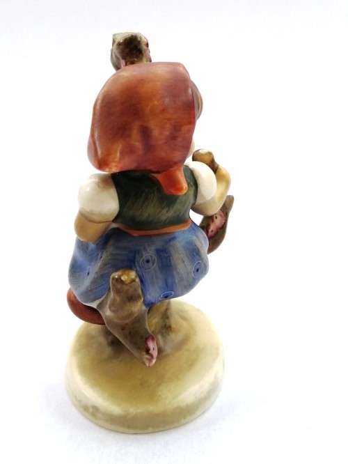 Goebel Hummel Figurine, Apple tree Girl