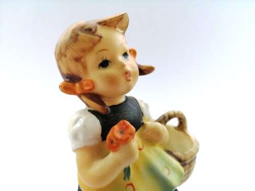 Goebel Hummel Figurine, Sister