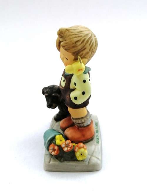 Goebel Hummel Figurine, Sister