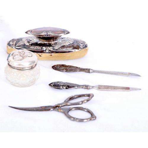Cased hallmarked silver vanity / dressing set, hallmarked: Henry Matthews, Birmingham, 1909