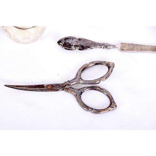 Cased hallmarked silver vanity / dressing set, hallmarked: Henry Matthews, Birmingham, 1909
