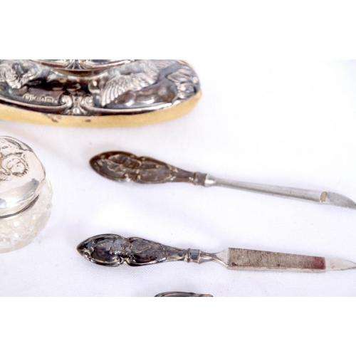 Cased hallmarked silver vanity / dressing set, hallmarked: Henry Matthews, Birmingham, 1909