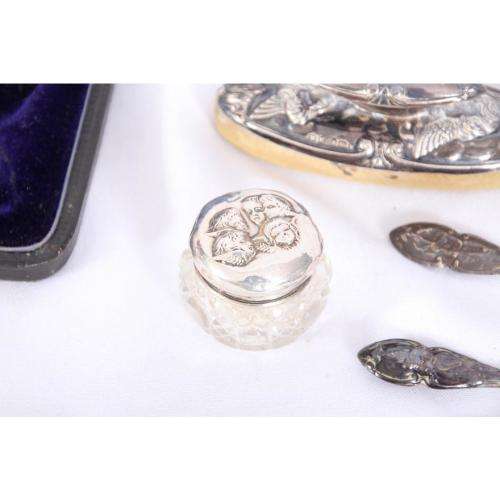 Cased hallmarked silver vanity / dressing set, hallmarked: Henry Matthews, Birmingham, 1909
