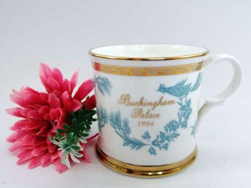 Stunning gilt rimmed Buckingham Palace 1994 mug