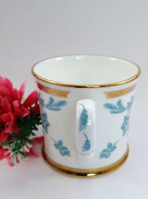 Stunning gilt rimmed Buckingham Palace 1994 mug
