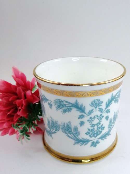 Stunning gilt rimmed Buckingham Palace 1994 mug
