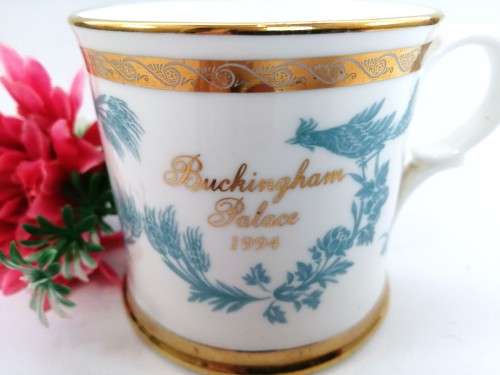 Stunning gilt rimmed Buckingham Palace 1994 mug