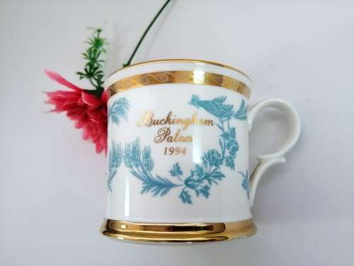 Stunning gilt rimmed Buckingham Palace 1994 mug