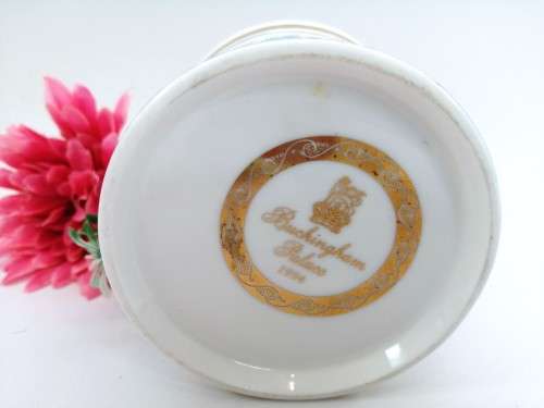 Stunning gilt rimmed Buckingham Palace 1994 mug