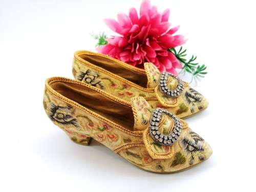 Pair of Designer Buckle Shoes 1998 Afternoon Tea Raine Just The Right Shoe #25016