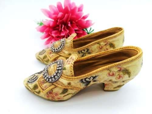 Pair of Designer Buckle Shoes 1998 Afternoon Tea Raine Just The Right Shoe #25016